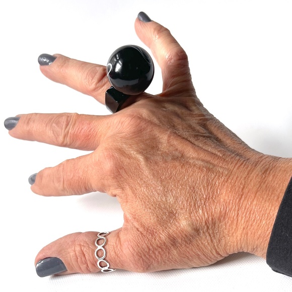 Vintage Size 6.75 Lucite Ring Chunky Ball Top White Black Swirl Statement Unisex - Picture 6 of 12
